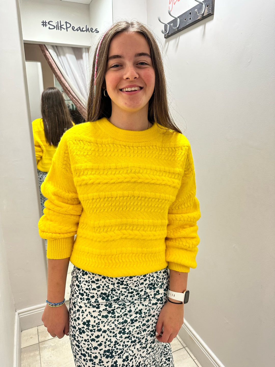 YELLOW PULLOVER